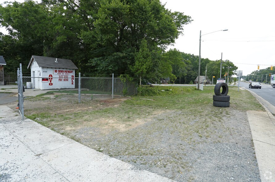 3729-3745 Freedom Dr, Charlotte, NC à vendre - Photo du bâtiment - Image 3 de 18