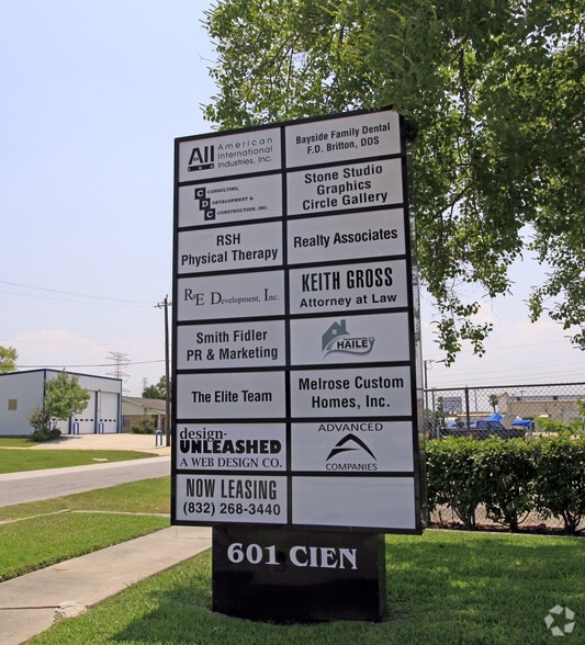 601 Cien Rd, Kemah, TX à louer - Photo du bâtiment - Image 2 de 88