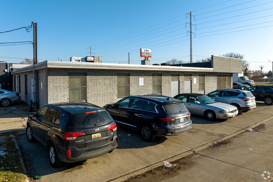 13650 W 8 Mile Rd, Oak Park, MI à vendre - Photo du bâtiment - Image 2 de 5