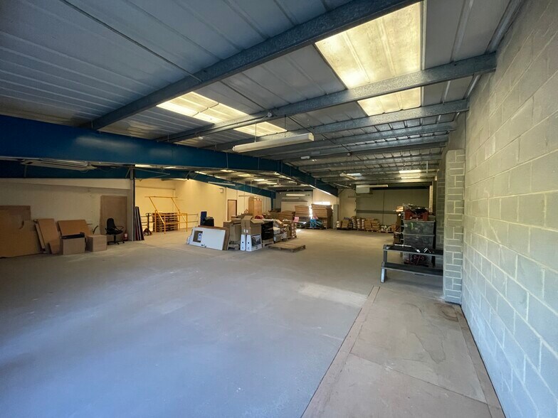 Brook Ln, Westbury à louer - Photo du bâtiment - Image 3 de 6