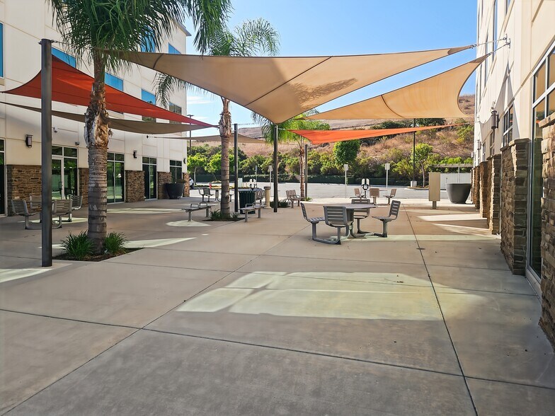 21 Rancho Camino Dr, Pomona, CA à louer - Photo du bâtiment - Image 3 de 31
