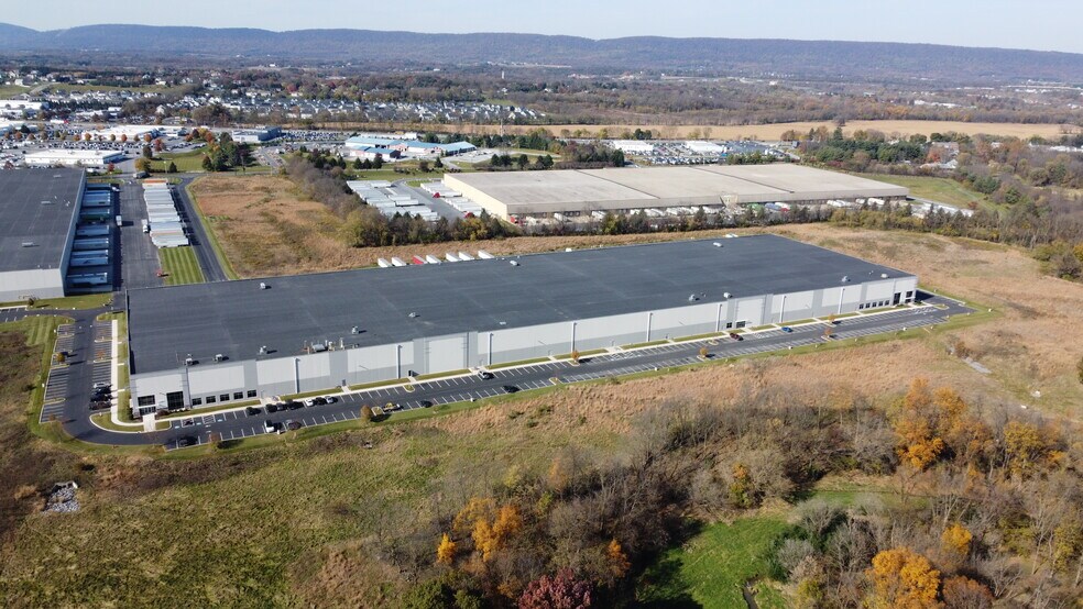 53 Commerce Dr, Mechanicsburg, PA à louer - Photo du bâtiment - Image 2 de 5