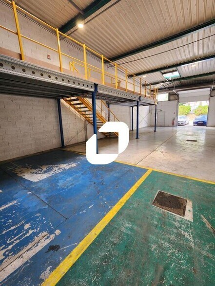 Flex in Marolles-en-Brie for lease - Interior Photo - Image 1 of 4