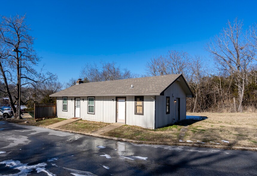 86 Hillside Ave, Holiday Island, AR à vendre - Photo du bâtiment - Image 2 de 25