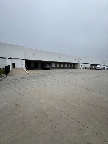 5576 Ontario Mills Pky, Ontario, CA for lease - Building Photo - Image 2 of 5