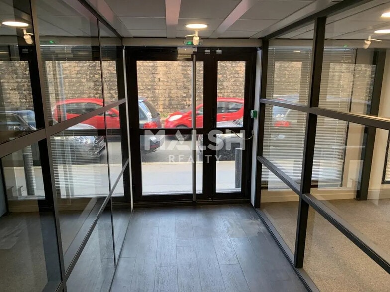 Retail in Lyon for lease - Lobby - Image 3 of 14