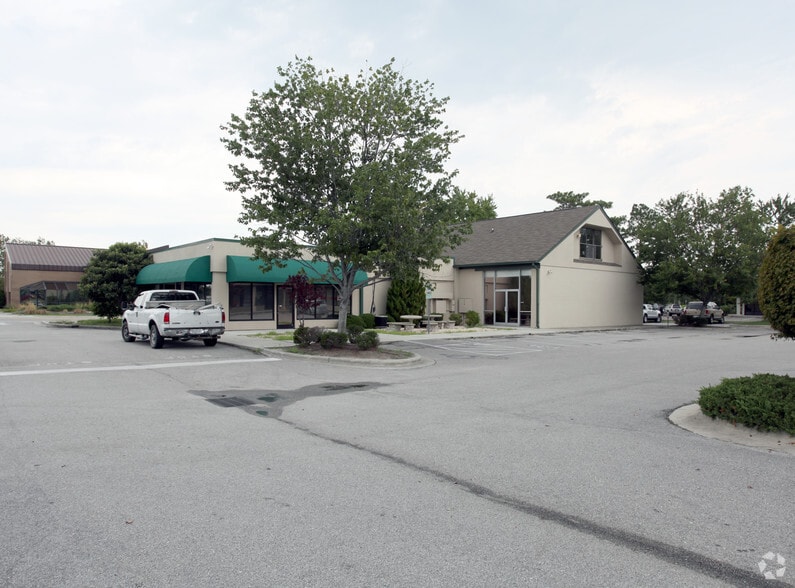 2541 S 17th St, Wilmington, NC for lease - Primary Photo - Image 1 of 6