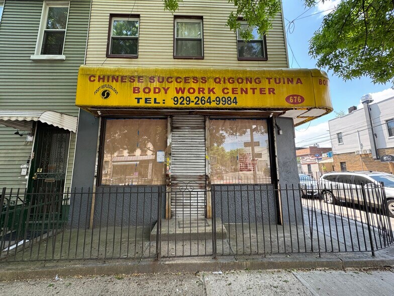 676 Onderdonk Ave, Ridgewood, NY à louer - Photo du bâtiment - Image 1 de 6
