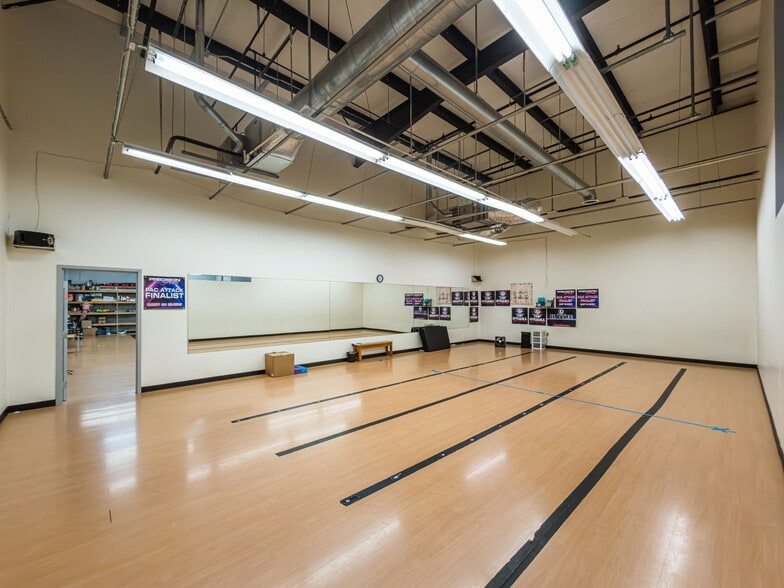 8039-8055 Warwick Ave, Louisville, KY for lease - Interior Photo - Image 3 of 4