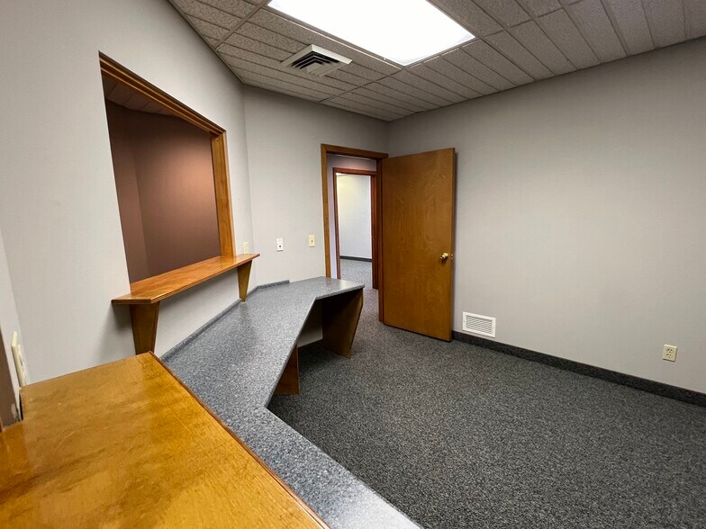 104 Moody St, Ludlow, MA à louer - Photo du bâtiment - Image 3 de 9