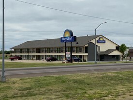 Days Inn by Wyndham Pratt - Motel