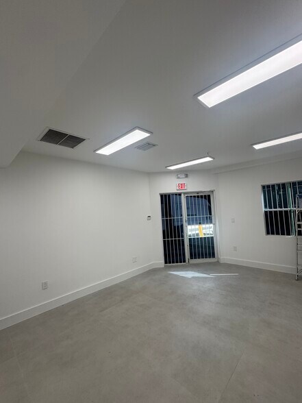 9450 NW 58th St, Miami, FL à louer - Photo du bâtiment - Image 3 de 7