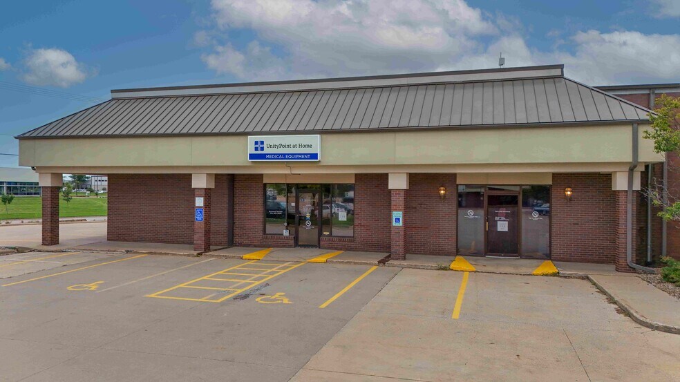 290-298 Blairs Ferry Rd NE, Cedar Rapids, IA à vendre - Photo du bâtiment - Image 2 de 14