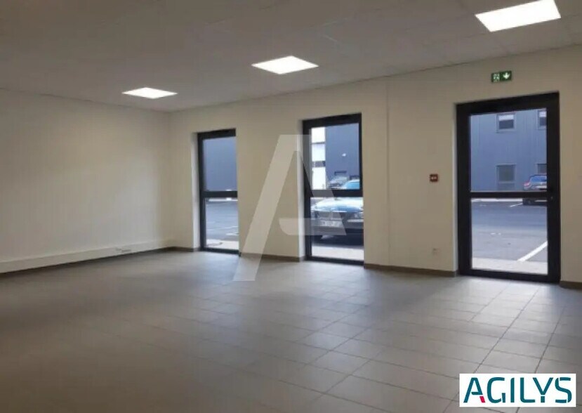 Flex in Croissy-Beaubourg for lease - Interior Photo - Image 3 of 5