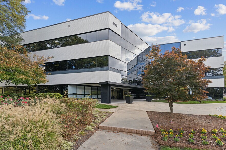 4813 Emperor Blvd, Durham, NC à louer - Photo du bâtiment - Image 2 de 8