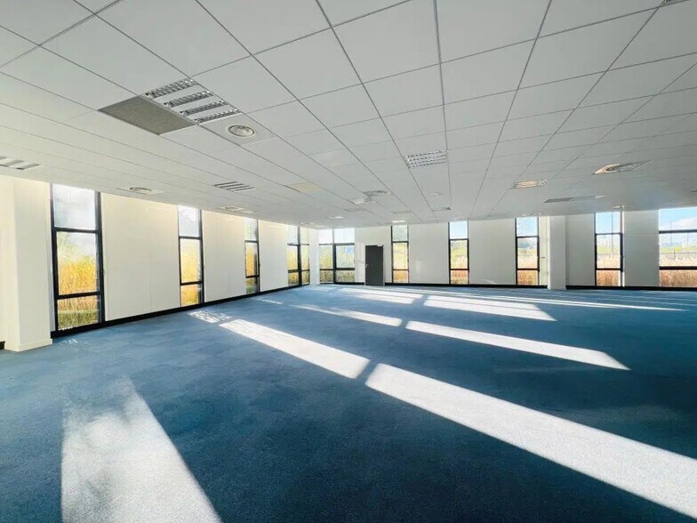 Bureau dans Élancourt à louer - Photo intérieure - Image 2 de 13