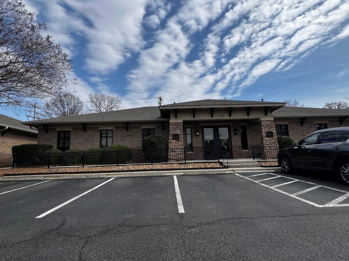 1258 Mann Dr, Matthews, NC 28105 - Unité 100 - - Photo intérieure - Image 1 of 32