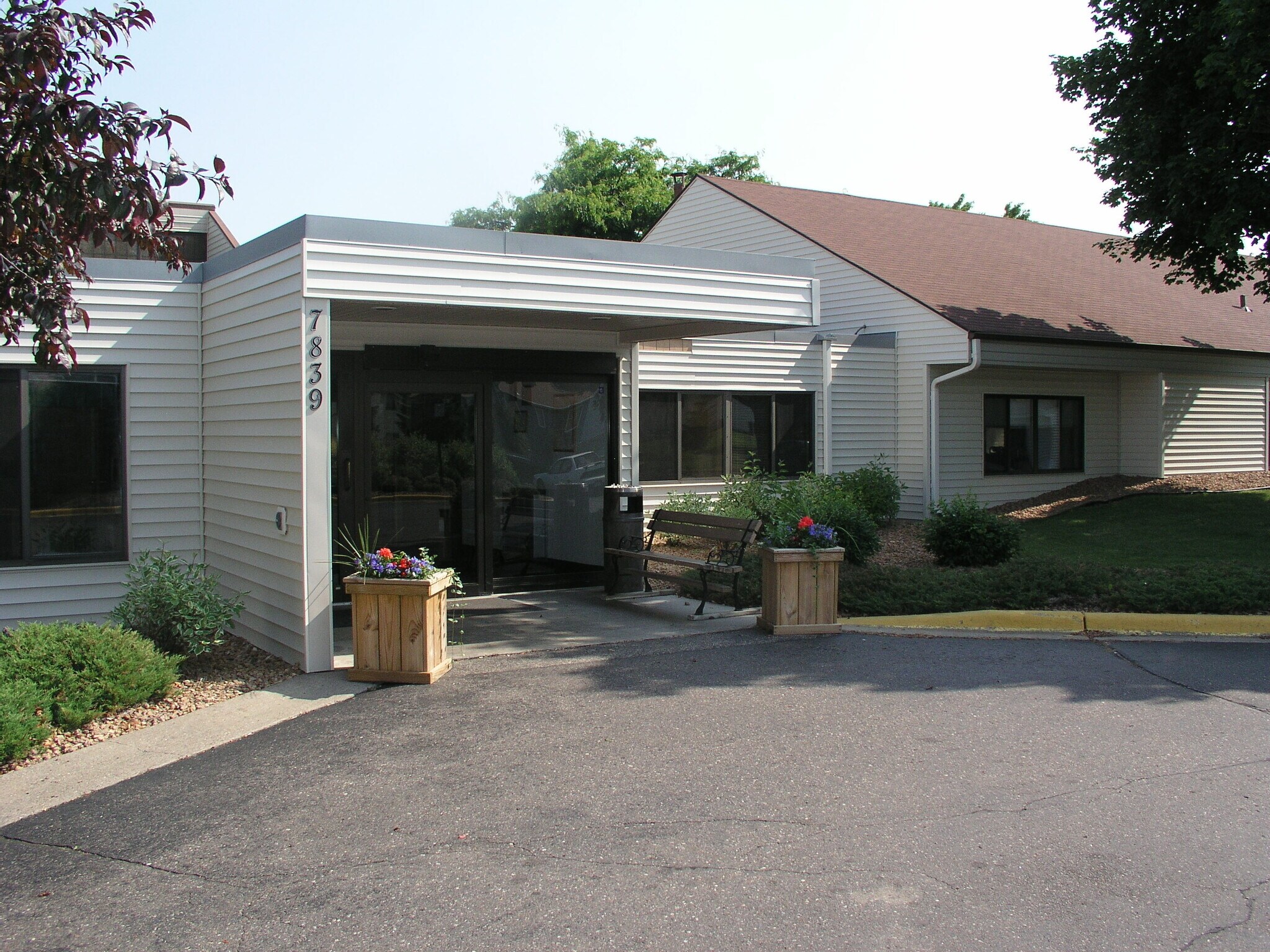 7839 Brooklyn Blvd, Brooklyn Park, MN à vendre Photo du bâtiment- Image 1 de 4