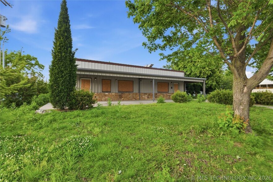 6151 E Tecumseh St, Tulsa, OK à vendre - Photo du bâtiment - Image 2 de 14