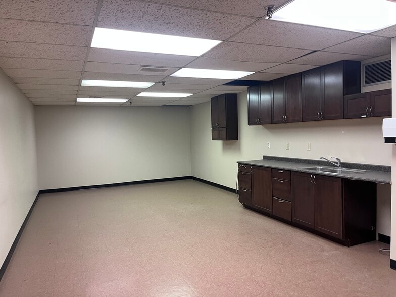 15108 118 Av NW, Edmonton, AB for lease - Building Photo - Image 3 of 6
