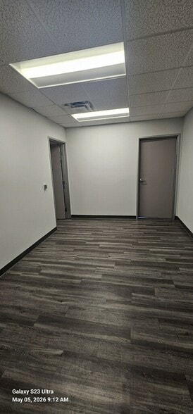 18040 Sherman Way, Reseda, CA à louer - Photo du bâtiment - Image 3 de 15
