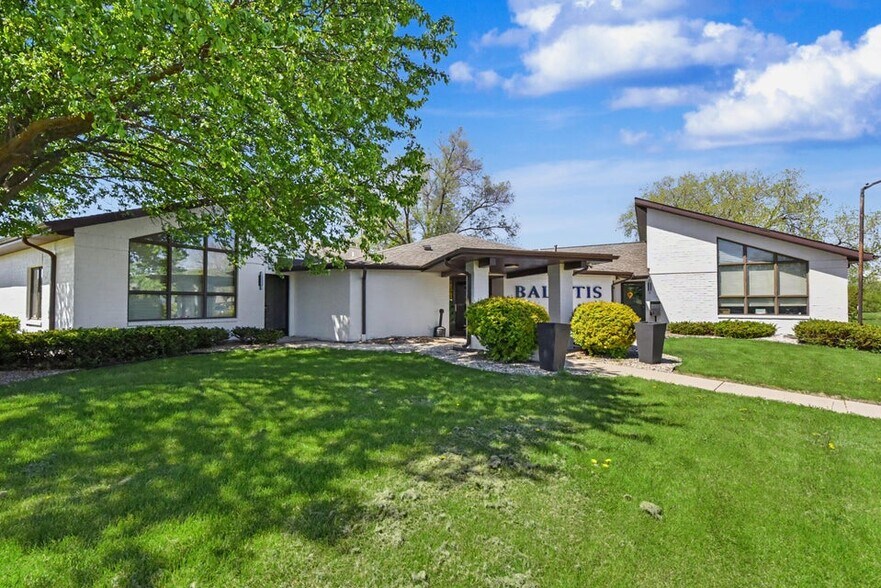 1021 Proctor Dr, Elkhorn, WI à vendre - Photo du bâtiment - Image 3 de 26