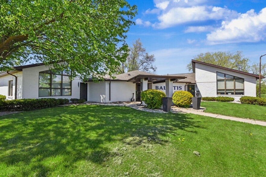 1021 Proctor Dr, Elkhorn, WI à vendre - Photo du bâtiment - Image 3 de 26