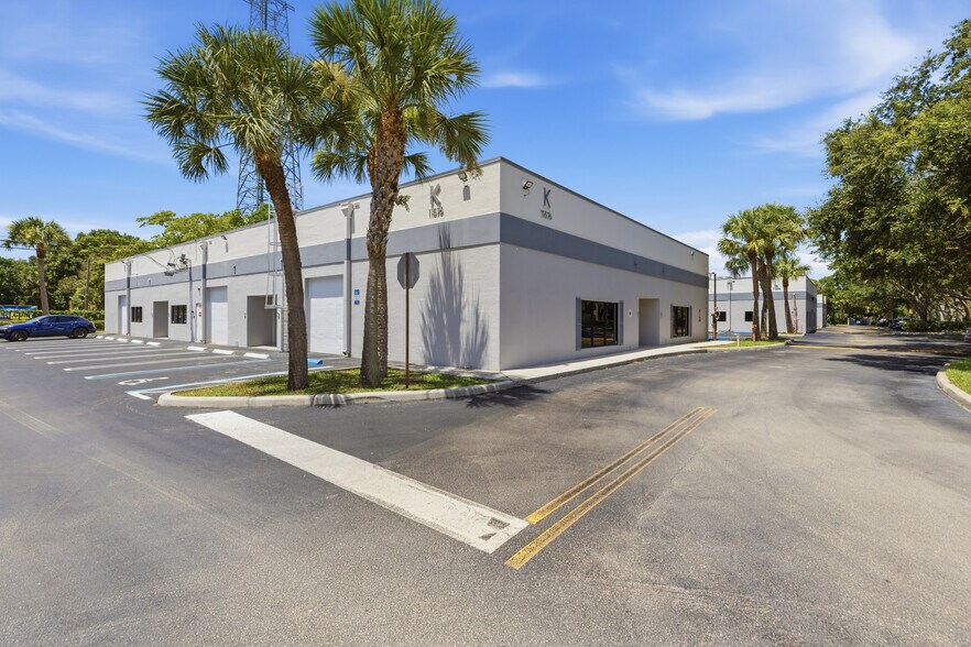 11576 Pierson Rd, Wellington, FL à louer - Photo du bâtiment - Image 3 de 19