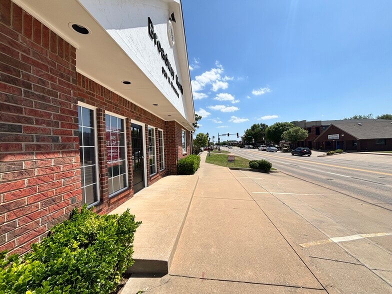 320 N Broadway, Edmond, OK à louer - Photo du bâtiment - Image 2 de 13