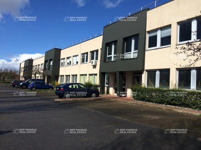 Office in Coignières for lease - Building Photo - Image 3 of 9