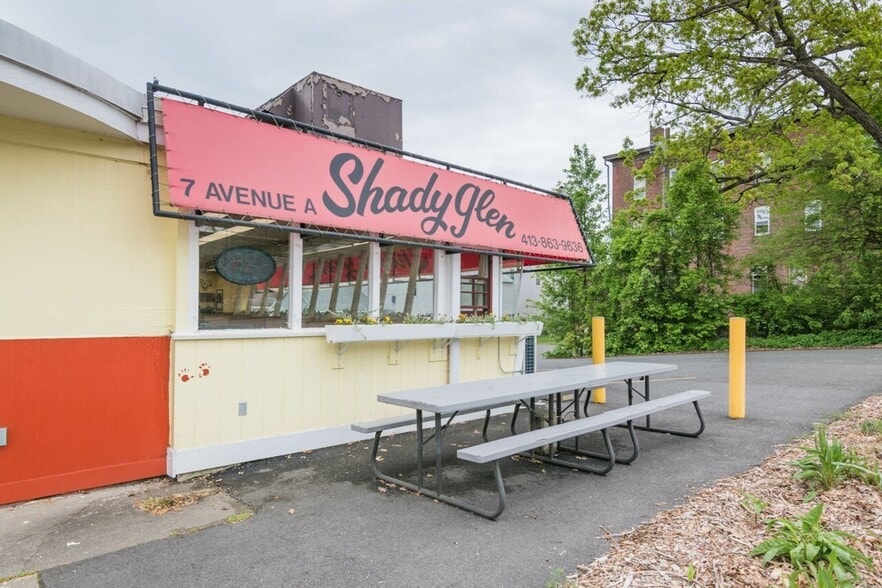 7 Avenue A, Turners Falls, MA à vendre - Photo du bâtiment - Image 3 de 31