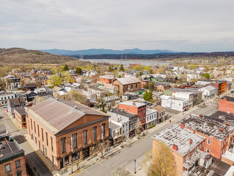 323 Warren St, Hudson, NY à vendre - Photo du bâtiment - Image 3 de 50