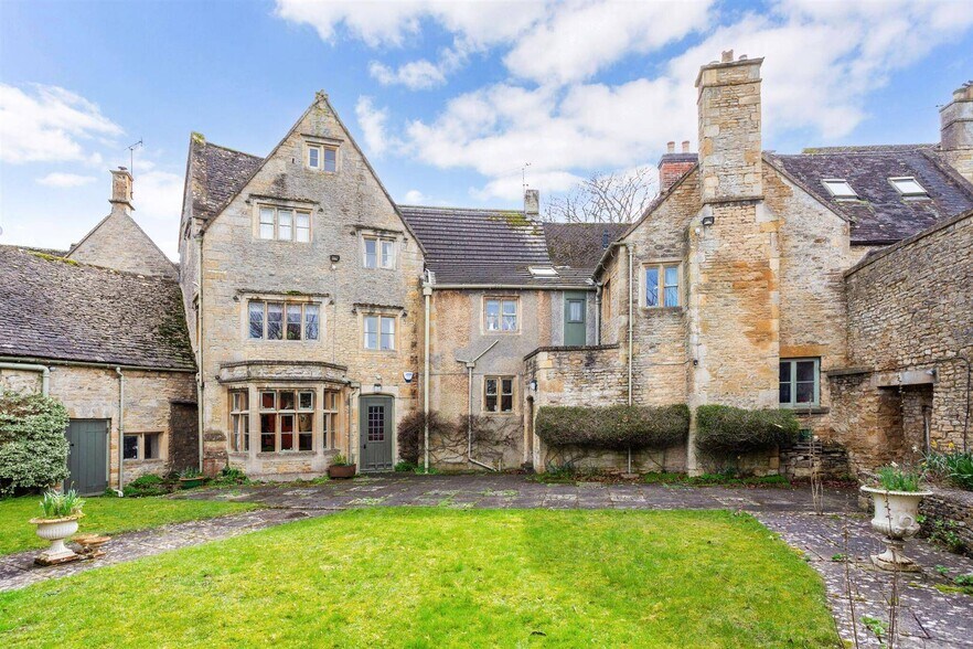 The Square, Stow On The Wold for sale - Building Photo - Image 2 of 3