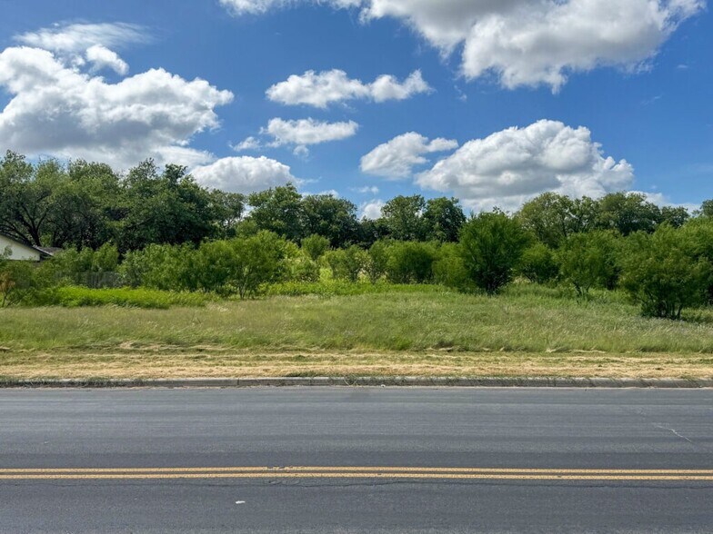 5501 Larkdale Dr, San Antonio, TX à vendre - Photo du bâtiment - Image 1 de 6