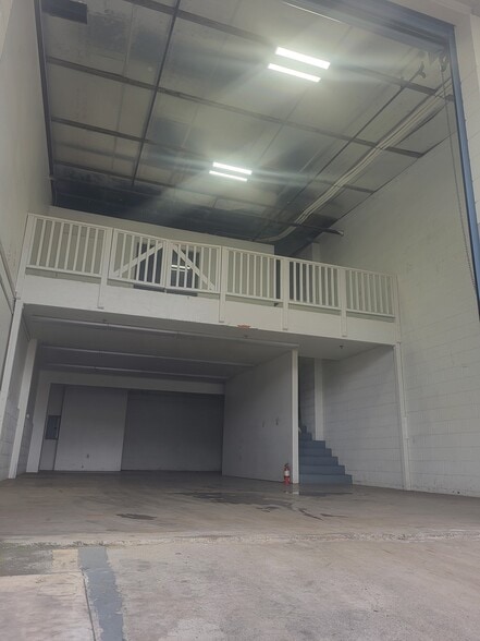 2290 Alahao Pl, Honolulu, HI à louer - Photo du bâtiment - Image 2 de 3