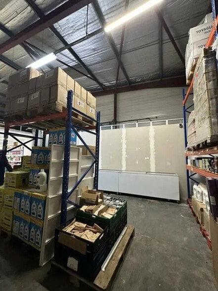 Retail in Marignane for sale - Interior Photo - Image 3 of 7