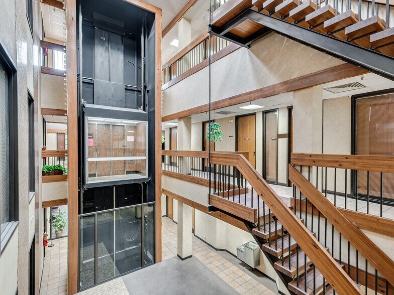 Meridian Office Complex Portfolio portefeuille de 2 propriétés à vendre sur LoopNet.ca - Photo du bâtiment - Image 3 de 6