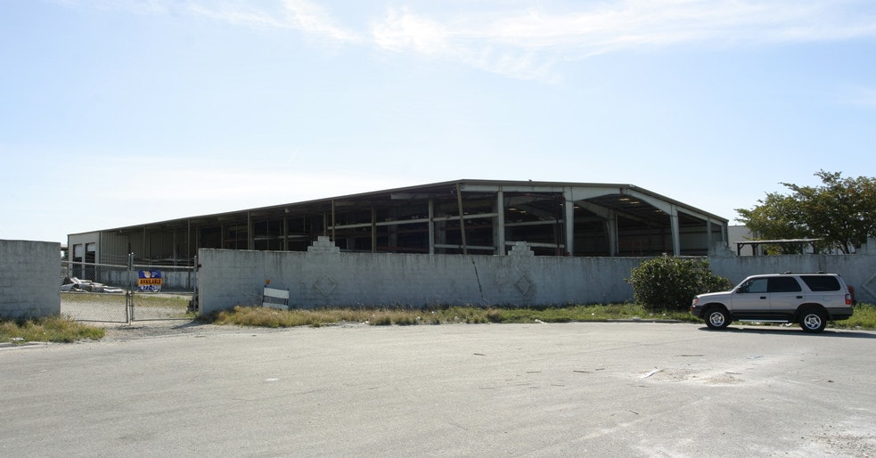 13041 NW 43rd Ave, Opa-locka, FL for lease - Building Photo - Image 1 of 4