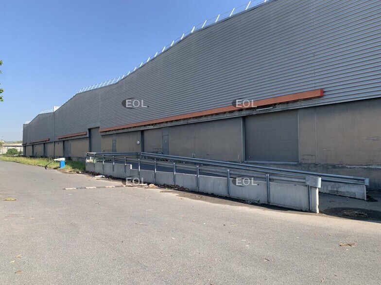 Industriel dans Gennevilliers à louer - Photo du bâtiment - Image 2 de 11