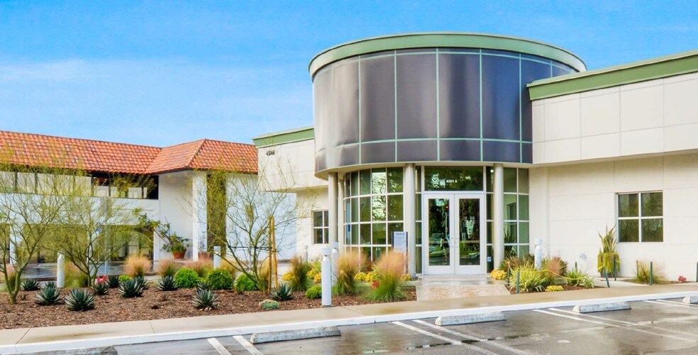 4501 Birch St, Newport Beach, CA à louer - Photo du bâtiment - Image 1 de 6