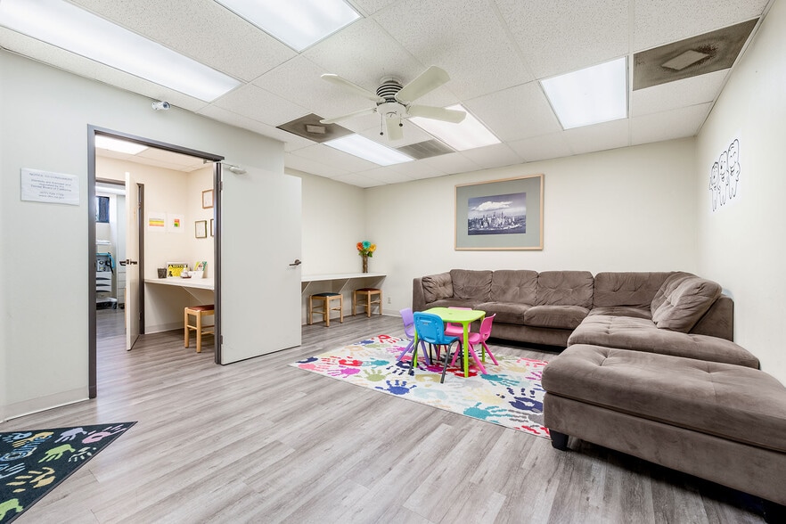 5631 Lincoln Ave, Cypress, CA à louer - Photo du bâtiment - Image 3 de 13