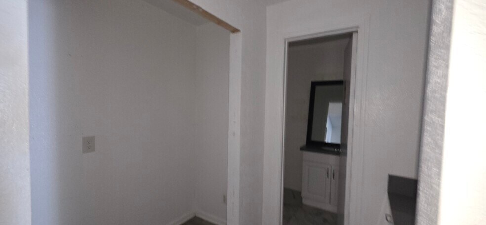309 E Main St, Humble, TX à louer - Photo intérieure - Image 2 de 5