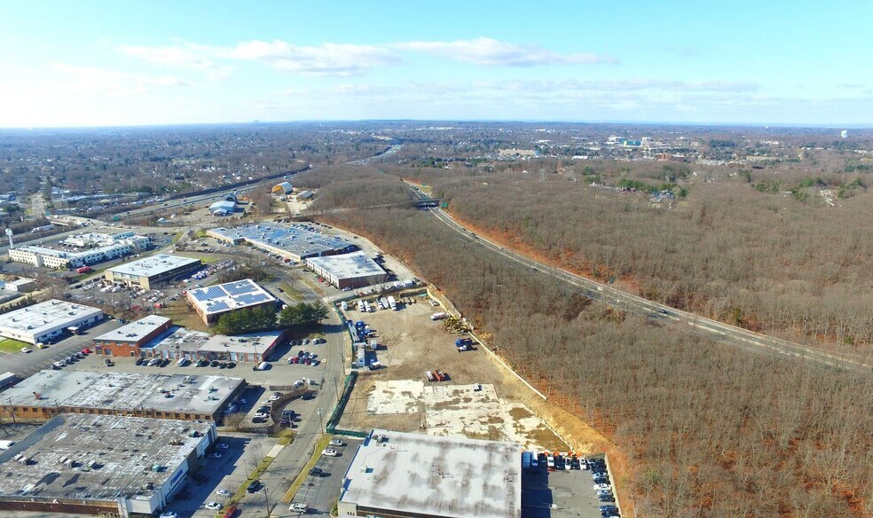 80 Dupont St, Plainview, NY à louer - Photo du bâtiment - Image 2 de 4