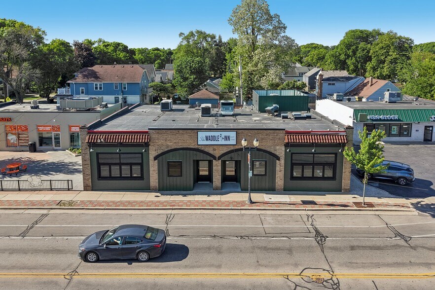 6715 W North Ave, Wauwatosa, WI à louer - Photo du bâtiment - Image 3 de 15