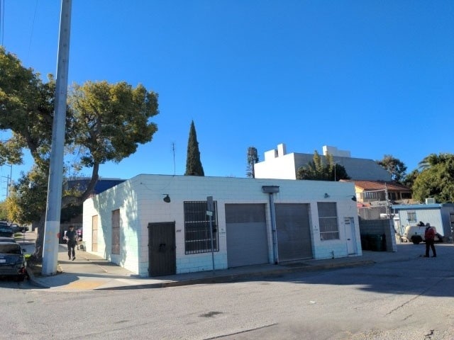 702 Vesta St, Inglewood, CA for sale Primary Photo- Image 1 of 46