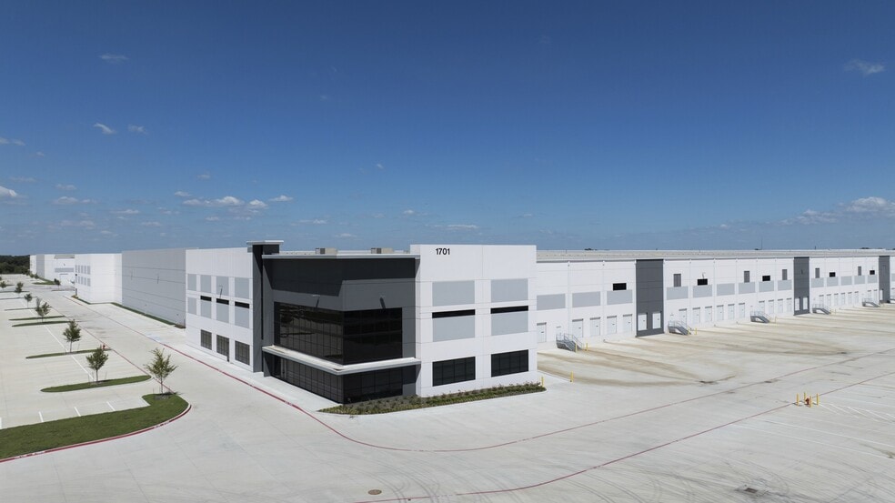 1701 E Pleasant Pky, Wilmer, TX for lease - Building Photo - Image 3 of 25