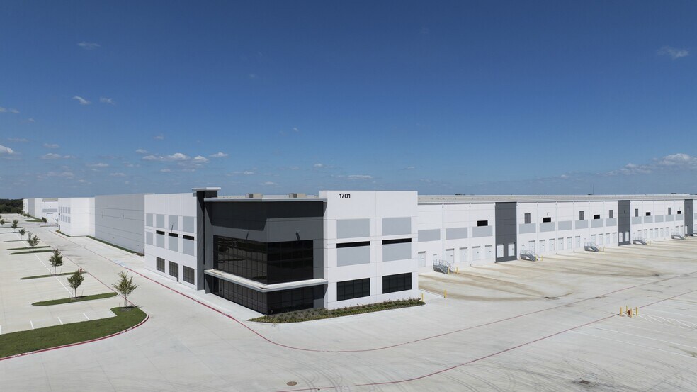 1701 E Pleasant Pky, Wilmer, TX à louer - Photo du bâtiment - Image 3 de 25