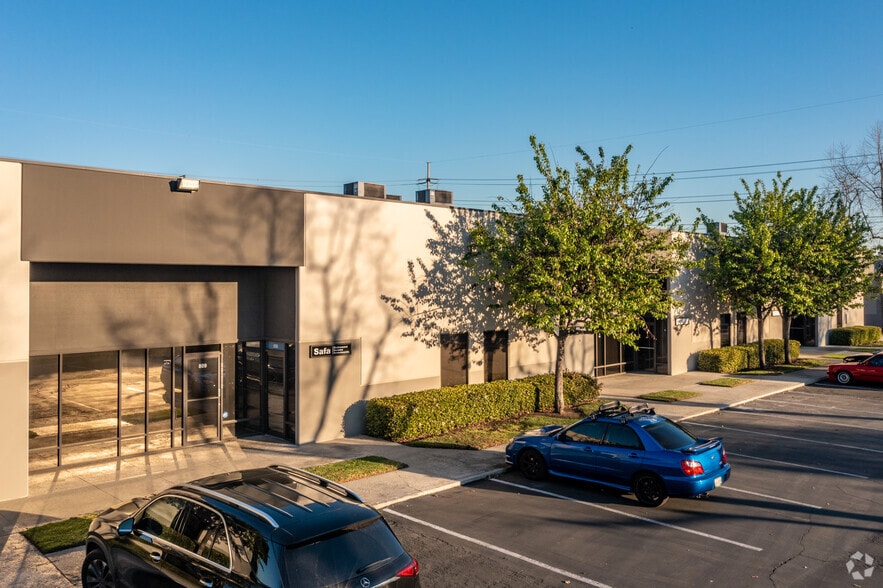 3609 W MacArthur Blvd, Santa Ana, CA for lease - Building Photo - Image 3 of 4