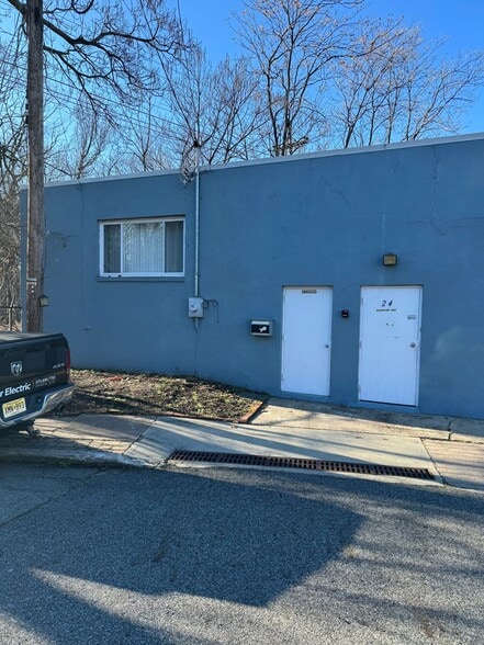 24 Woodside Ave, Little Falls, NJ for lease - Primary Photo - Image 1 of 8
