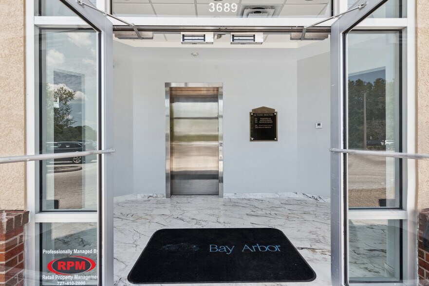 3687 Tampa Rd, Oldsmar, FL à louer - Photo du bâtiment - Image 3 de 6
